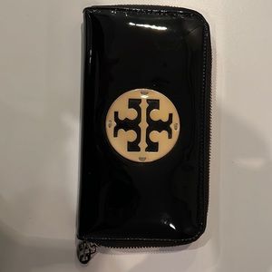 Tory burch- black patent wallet
